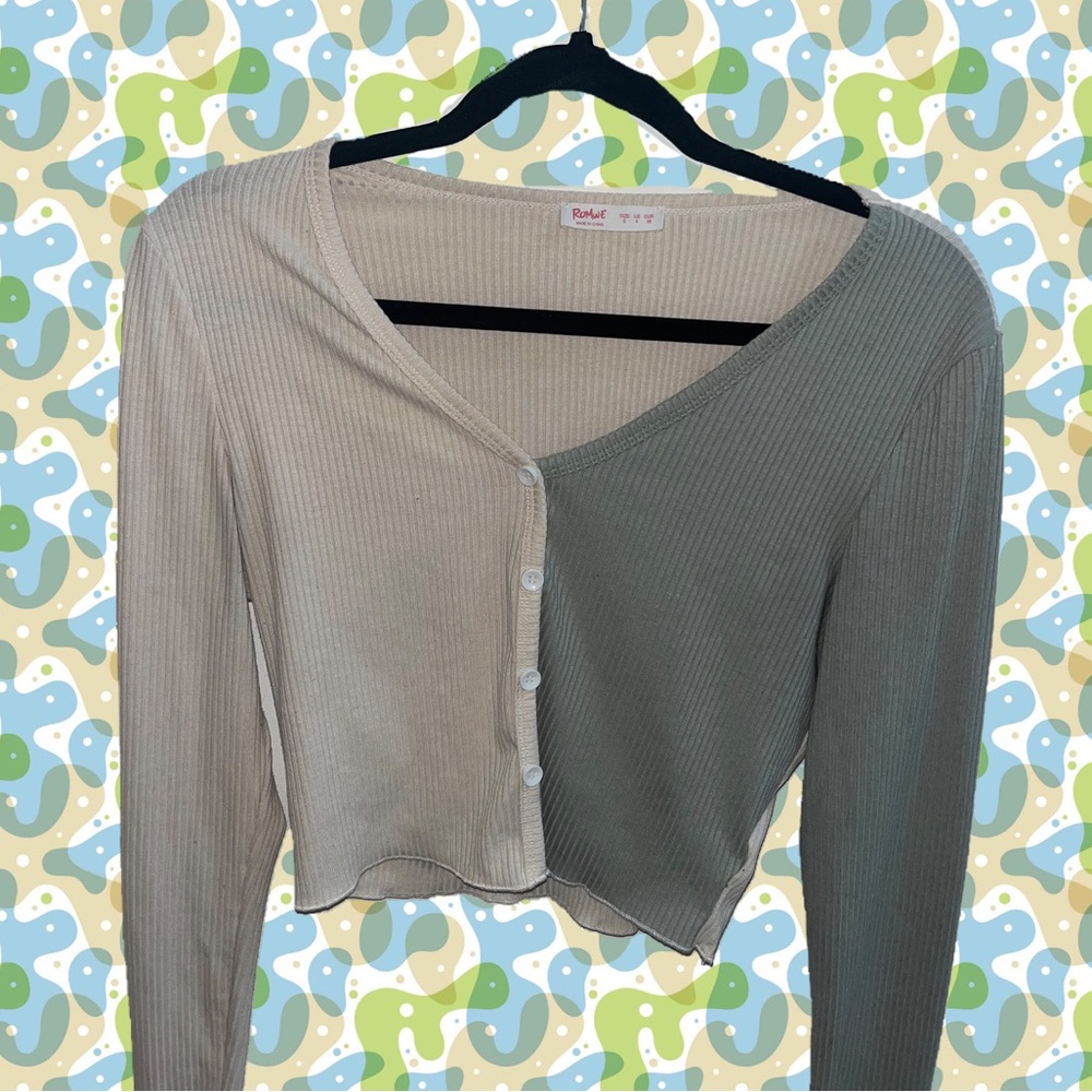 Split colored long sleeved top 💚🤍